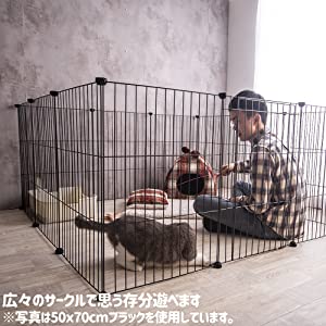 ペットちゃんのフェンスやケージとして使いながら、部屋全体のインテリアのアクセントにもなります。本体は軽くて簡単に組み立て?解体ができるので、お庭でペットちゃんを遊ばせたいときは柵としてご使用可能。