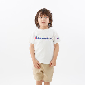 胸元にChampion(チャンピオン)のスクリプトロゴをプリントしたシンプルなショートスリーブTシャツ。定番のデザインで子供らしく、トレンドにも左右されないデザインがGOOD。