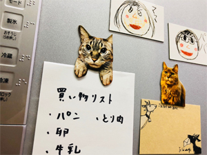 子どもの絵やペットの写真はマグネットに貼ってみましょう。あっという間にオリジナルグッズの完成です！