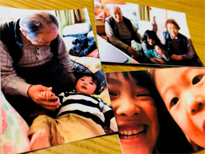 iNSPiCは家族や親せきで集まったときにも大活躍。その場でみんなに写真を配ることができます。